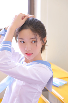 抱着女朋友压枪